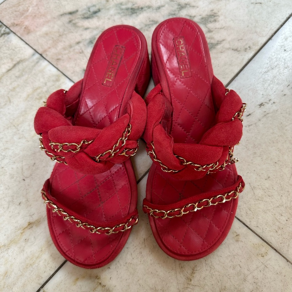 CHANEL Red Sandals with Gold Chain Accent - Picture 3 of 4